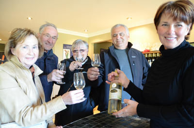 Faire les vendanges, c'est aussi une occasion de goûter aux produits des vignobles. Ici, ces gens de Saint-Boniface-de-Shawinigan se délectent du Doux Frisson, le vin de vendange tardive du Domaine du Clos de l'Isle.
GUILLAUME JACOB/L'ÉCHO DE TROIS-RIVIÈRES/AGENCE QMI
