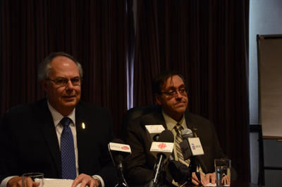Le président de la Fédération des médecins omnipraticiens du Québec, Dr Louis Godin, ( à gauche) et le président de l Association des médecins omnipraticiens de la Mauricie, Dr Pierre Martin ( à droite ). GUILLAUME JACOB/L'ÉCHO DE TROIS-RIVIÈRES/AGENCE QMI