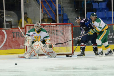 Le gardien Alexandre Vincent a stoppé 47 des 49 lancers dirigés vers lui. Les 3L de Rivière-du-Loup l'ont emporté 5-2 face au Caron et Guay. Trois-Rivières le 4 november 2011. NICOLAS DUCHARME/L'ÉCHO DE TROIS-RIVIÈRES/AGENCE QMI