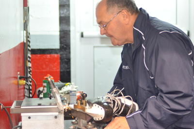 Raynald Beauregard ne compte plus les centaines d heures passées à laver des chandails et aiguiser des patins. Photo: Steeve Bérubé