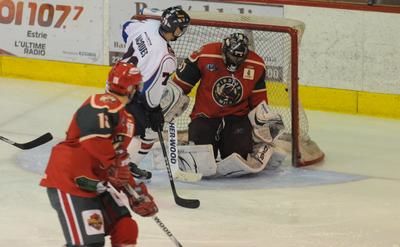 Le but de Maxime Desruisseaux en deuxième période donnait une avance de 3-1 aux Trifluviens. Ils se sont toutefois écroulés par la suite pour subir un revers de 5-3. Photo: Terry Charland/Flageol Photo