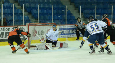 Un des seuls moments de réjouissance des Rams, alors que le gardien Steve Gleeson a volé un tour du chapeau à Félix Petit. Trois-Rivières le 5 november 2011. NICOLAS DUCHARME/L'ÉCHO DE TROIS-RIVIÈRES/AGENCE QMI
