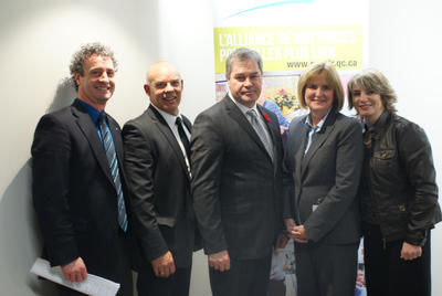 Le ministre de la Santé, Yves Bolduc, était de passage au Centre St-Joseph le 6 novembre pour l'inauguration du centre de prélèvement qui a été complètement réaménagé. Courtoisie du Centre de santé et de services sociaux de Trois-Rivières.