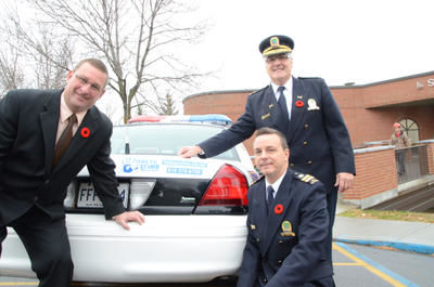 Le conseiller Guy Daigle, président du comité de la sécurité publique, le directeur de la Sécurité publique de Trois-Rivières, Francis Gobeil (debout) et le capitaine Steve Boutin étaient rassemblés pour présenter la nouvelle ligne de signalement Halte au crime. Les coordonnées téléphoniques et l adresse Web de ce service seront désormais affichées sur toutes les auto-patrouilles. GUILLAUME JACOB/L'ÉCHO DE TROIS-RIVIÈRES/AGENCE QMI