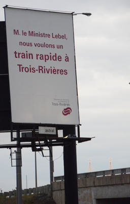 La Chambre de commerce et d industrie de Trois-Rivières a fait installer un panneau dans le but d interpeller le ministre Lebel lors de ses passages en route vers son comté de Roberval - Lac-Saint-Jean Trois-Rivières le 16 november 2011. NICOLAS DUCHARME/L'ÉCHO DE TROIS-RIVIÈRES/AGENCE QMI