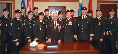 C'est en compagniede plusieurs vétérans que les dix soldats de retour d'Afghanistan ont signé le livre d'or de la Ville de Trois-Rivières. Trois-Rivières le 11 november 2011. NICOLAS DUCHARME/L'ÉCHO DE TROIS-RIVIÈRES/AGENCE QMI