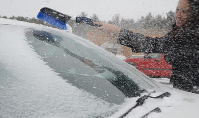 Les balais à neige étaient bien utiles ce matin. Entre deux et quatre centimètres sont tombés sur la région. Trois-Rivières le 23 november 2011. NICOLAS DUCHARME/L'ÉCHO DE TROIS-RIVIÈRES/AGENCE QMI
