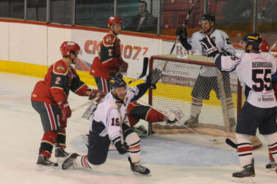 PJ Corsi a inscrit le troisième but du Caron et Guay lors d'un cinq contre trois. Photo: Terry Charland/Flageol Photo