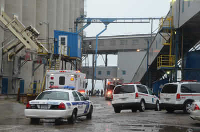 L équipe de sauvetage en hauteur de la Sécurité publique de Trois-Rivières portait secours à un travailleur ayant fait une chute de plus de 30 mètres à l intérieur d un silo à grain du Port de Trois-Rivières mardi matin. GUILLAUME JACOB/L'ÉCHO DE TROIS-RIVIÈRES/AGENCE QMI