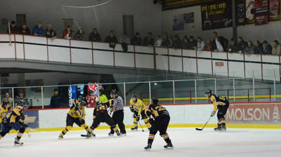 Le petit aréna de Nicolet peine à contenir tous les spectateurs qui se présentent le vendredi soir au hockey de la LHSAM. Trois-Rivières le 25 november 2011. NICOLAS DUCHARME/L'ÉCHO DE TROIS-RIVIÈRES/AGENCE QMI