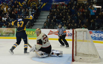 Michael Chaput a déjoué le gardien Louis Domingue en échappé pour inscrire le but gagnant lors de la victoire de 4-3 des Cataractes sur les Remparts de Québec. Trois-Rivières le 1er november 2011. NICOLAS DUCHARME/L'ÉCHO DE TROIS-RIVIÈRES/AGENCE QMI