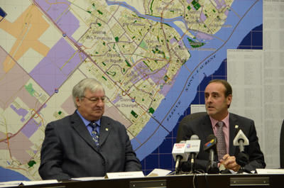 Le directeur des travaux publics de la Ville, Ghislain Lachance (à droite) en appelle au civisme des citoyens pour qu ils évitent de jeter de la neige dans les voies publiques lors de la prochaine saison hivernale.GUILLAUME JACOB/L'ÉCHO DE TROIS-RIVIÈRES/AGENCE QMI