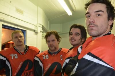 Les joueurs des Patriotes de l UQTR participeront au Movember. Ils amasseront des fonds lors des parties du 18 et 19 novembre. Sur la photo, dans l ordre habituel : David Maltais, Alexandre Demers, Vincent Lamontagne et Tommy Tremblay. Trois-Rivières le 5 november 2011. NICOLAS DUCHARME/L'ÉCHO DE TROIS-RIVIÈRES/AGENCE QMI