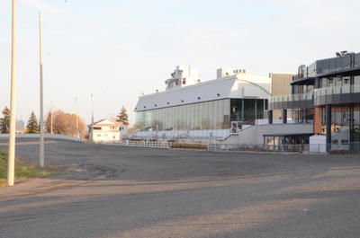 Le propriétaire de l hippodrome, le sénateur Paul J. Massicotte, a évité de justesse la saisie pour vente aux enchères en payant in extremis une partie des taxes qu il devait à la Ville. NICOLAS DUCHARME/L'ÉCHO DE TROIS-RIVIÈRES/AGENCE QMI
