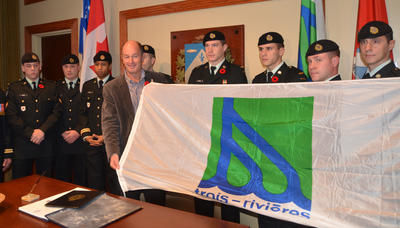 Le drapeau qui a flotté pendant plusieurs mois au-dessus de la base de Kandahar est de retour à l hôtel de ville de Trois-Rivières, tout comme les dix soldats qui ont été honorés vendredi. Trois-Rivières le 11 november 2011. NICOLAS DUCHARME/L'ÉCHO DE TROIS-RIVIÈRES/AGENCE QMI