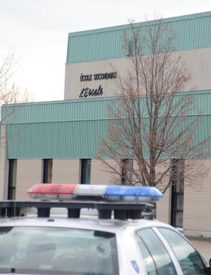 Un jeune homme a été transporté à l'hôpital après avoir été agressé à l'arme blanche à l'école secondaire l'Escale de Louiseville. Trois-Rivières le 14 november 2011. NICOLAS DUCHARME/L'ÉCHO DE TROIS-RIVIÈRES/AGENCE QMI