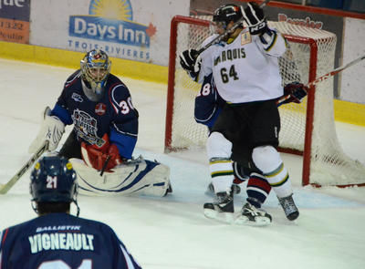 Les joueurs du Caron et Guay doivent une fière chandelle à Julien Ellis qui a disputé son meilleur match de la campagne. Trois-Rivières le 18 november 2011. NICOLAS DUCHARME/L'ÉCHO DE TROIS-RIVIÈRES/AGENCE QMI
