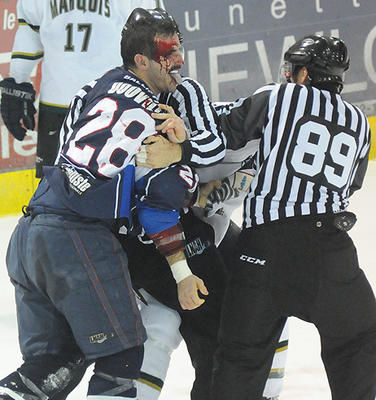 Le défenseur Thierry Douville a subi une coupure après son deuxième combat du match, contre Martin Grenier. Photo: Terry Charland /Flageol Photo