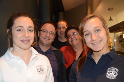 Audrey Potz et Évelyne Verrette, étudiantes de cinquième secondaire au Séminaire de Trois-Rivières, feront partie de la centaine de bénévoles qui s impliqueront au sein des cuisines de la tablée populaire pour le temps des Fêtes. À l arrière-plan, Robert Tardif, des Artisans de la Paix, et Sylvie Tardif et Christian Daigneault, de Comsep. GUILLAUME JACOB/L'ÉCHO DE TROIS-RIVIÈRES/AGENCE QMI