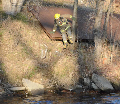 Le corps repêché dans la rivière St-Maurice serait celui d'un homme d'une soixantaine d'années. Trois-Rivières le 30 november 2011. NICOLAS DUCHARME/L'ÉCHO DE TROIS-RIVIÈRES/AGENCE QMI