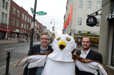 Charles Guillemette, de la Corporation de l amphithéâtre, la chouette, et Mathieu Lahaye, président des Nuits Polaires, ont repris les ingrédients qui avaient fait le succès des dernières éditions pour concocter la programmation des prochaines Nuits Polaires, du 19 au 22 janvier. GUILLAUME JACOB/L'ÉCHO DE TROIS-RIVIÈRES/AGENCE QMI