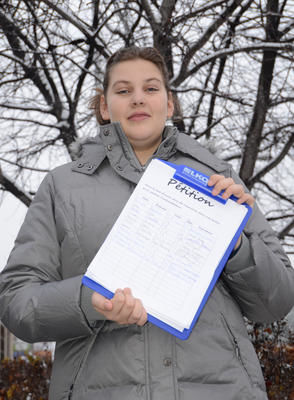 Émanuelle Després compte remettre une pétition demandant plus de fonds pour la lutte à l intimidation à la députée de Champlain, Noëlla Champagne. Trois-Rivières le 2 décembre 2011. NICOLAS DUCHARME/L'ÉCHO DE TROIS-RIVIÈRES/AGENCE QMI