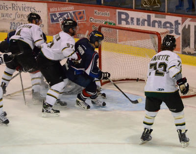 Yann Poirier a inscrit les premiers et cinquièmes buts de son équipe. Trois-Rivières le 4 décembre 2011. NICOLAS DUCHARME/L'ÉCHO DE TROIS-RIVIÈRES/AGENCE QMI