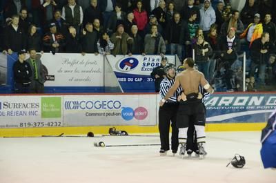 Sean McMorrow s'en est pris verbalement à Carl Fleury lorsque les bancs se sont vidés. Trois-Rivières le 4 décembre 2011. NICOLAS DUCHARME/L'ÉCHO DE TROIS-RIVIÈRES/AGENCE QMI