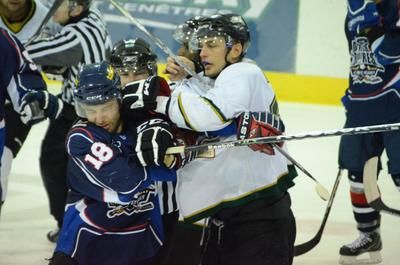 Les joueurs du Marquis n'ont pas hésité à s'en prendre à ceux du Caron et Guay. Trois-Rivières le 4 décembre 2011. NICOLAS DUCHARME/L'ÉCHO DE TROIS-RIVIÈRES/AGENCE QMI