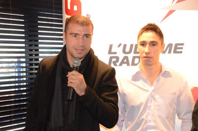 Lucian Bute, qui passera son examen de citoyenneté canadienne sous peu, en compagnie du boxeur de Trois-Rivières, Michael Zewski. GUILLAUME JACOB/L'ÉCHO DE TROIS-RIVIÈRES/AGENCE QMI
