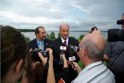 Le ministre Denis Lebel et le maire Yves Lévesque en des temps plus heureux. Photo: Mario Groleau
