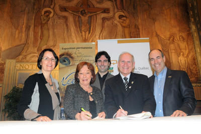France St-Amant, directrice générale du Cpool, Lise Racine, présidente, Jason Luckerhoff, professeur au Département de lettres et communication sociale de l UQTR, Jacques Bégin, directeur du Service du partenariat et du soutien au développement universitaire et Me André Gabias, secrétaire général de l UQTR.  GUILLAUME JACOB/L'ÉCHO DE TROIS-RIVIÈRES/AGENCE QMI