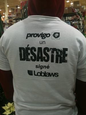 Les employés travaillent maintenant avec un chandail où est imprimé les slogans Le choix de l écoeurant et Provigo, un désastre signé Loblaws . Trois-Rivières le 15 décembre 2011. NICOLAS DUCHARME/L'ÉCHO DE TROIS-RIVIÈRES/AGENCE QMI