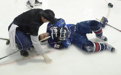 Marc Beaucage est tombé au combat après avoir été durement frappé par Stéphane Boileau. Le capitaine n'est pas revenu dans la rencontre. Trois-Rivières le 16 décembre 2011. NICOLAS DUCHARME/L'ÉCHO DE TROIS-RIVIÈRES/AGENCE QMI