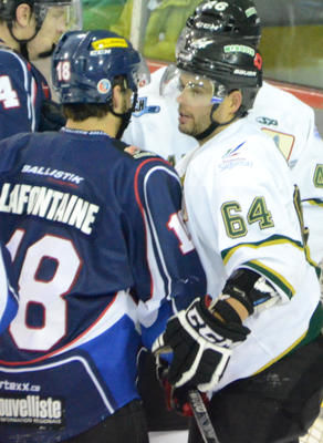 Olivier Fillion (64) se joint au Caron et Guay en compagnie de Pierre-Luc Laprise. Les droits de Simon Laliberté et de Danick Bouchard prennent la route du Saguenay. Trois-Rivières le 18 november 2011. NICOLAS DUCHARME/L'ÉCHO DE TROIS-RIVIÈRES/AGENCE QMI