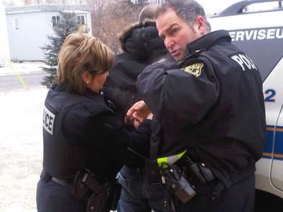 Les policiers ont procédés à l'arrestation musclée de trois personnes œuvrant pour l'entreprise Construction Mont Sainte-Adèle. Photo: Marie-Pier Cloutier / TVA Nouvelles