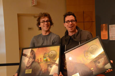 Fred Pellerin et Jeannot Bournival, qui a réalisé l album et conçu les arrangements musicaux de C est un monde. GUILLAUME JACOB/L'ÉCHO DE TROIS-RIVIÈRES/AGENCE QMI