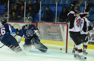Le dernier match de Dany Dallaire avec le Caron et Guay s'était bien mal soldé. Il avait accordé sept buts au HC Carvena de Sorel. Il semblerait que c'est ce qui lui a coûté son poste avec la formation. Trois-Rivières le 22 décembre 2011. NICOLAS DUCHARME/L'ÉCHO DE TROIS-RIVIÈRES/AGENCE QMI