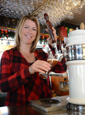 Sophie Normandin ne compte plus le nombre de bières qu elle a servies depuis l ouverture du Gambrinus il y a 15 ans. Trois-Rivières le 22 décembre 2011. NICOLAS DUCHARME/L'ÉCHO DE TROIS-RIVIÈRES/AGENCE QMI