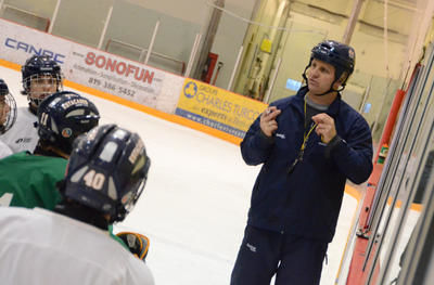 À 40 ans, Gilles Bouchard est toujours aussi passionné par son travail qu il ne l était il y a huit ans lorsqu il a pris les commandes de la formation midget AAA des Estacades de Trois-Rivières. Trois-Rivières le 15 décembre 2011. NICOLAS DUCHARME/L'ÉCHO DE TROIS-RIVIÈRES/AGENCE QMI