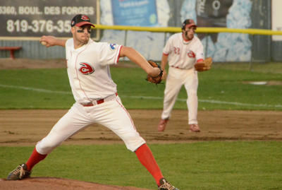 Le lanceur Philippe Delisle n'a accordé que deux points dans une victoire des Aigles sur les Bisons de St-Eustache dans le troisième match de la série à Trois-Rivières le 29 août 2011. NICOLAS DUCHARME/L'ÉCHO DE TROIS-RIVIÈRES/AGENCE QMI