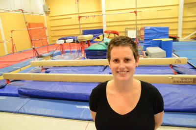 Marilou Cousineau, coordonatrice de la formation préparatoire à l'École nationale de cirque, devant les installations de gymnastiques qui seront utilisées pour les cours d'arts du cirque.