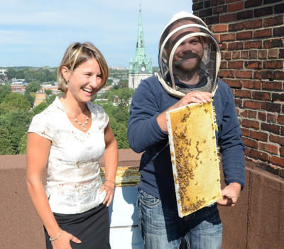 Jeanne Charbonneau, directrice générale de Vire-Vert, Raphael Fort, apiculteur, et quelques-unes des 60 000 abeilles qui nichent dans la ruche installée sur le toit de l'édifice Ameau.GUILLAUME JACOB/L'ÉCHO DE TROIS-RIVIÈRES/AGENCE QMI