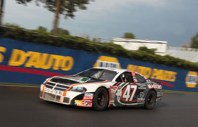 Louis-Philippe Dumoulin espère dégoter un commanditaire qui lui permettrait de participer aux deux courses de la série NASCAR Canadian Tire.(ANDRE FORGET/QMI AGENCY)