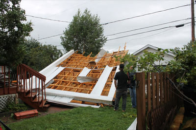 L'heure est au nettoyage au lendemain de la tornade qui est passée dans le quatier Les Rivières à  Trois-Rivières le 4 septembre 2011. www.infostroisrivieres.com/L'ÉCHO DE TROIS-RIVIÈRES/AGENCE QMI