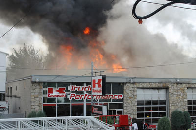 Le commerce Trudel Performance de Trois-Rivières a été la proie des flammes jeudi matin. Trois-Rivières le 31 août 2011. Crédit: http://www.infotroisrivieres.com
