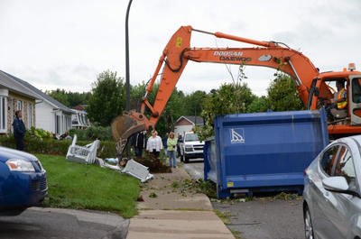 L'heure est au nettoyage au lendemain de la tornade qui est passée dans le quatier Les Rivières à  Trois-Rivières le 5 août 2011. FANNIE BROUILLETTE/L'ÉCHO DE TROIS-RIVIÈRES/AGENCE QMI