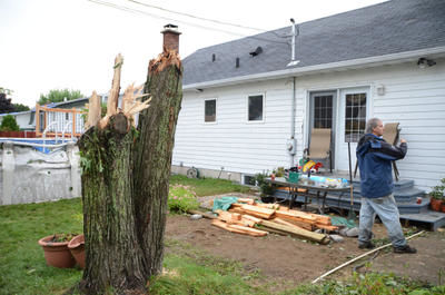 L'heure est au nettoyage au lendemain de la tornade qui est passée dans le quatier Les Rivières à  Trois-Rivières le 5 août 2011. FANNIE BROUILLETTE/L'ÉCHO DE TROIS-RIVIÈRES/AGENCE QMI