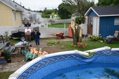 L'heure est au nettoyage au lendemain de la tornade qui est passée dans le quatier Les Rivières à  Trois-Rivières le 5 août 2011. FANNIE BROUILLETTE/L'ÉCHO DE TROIS-RIVIÈRES/AGENCE QMI