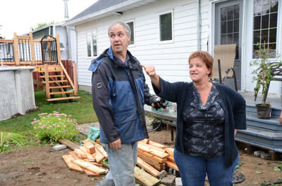 L'heure est au nettoyage au lendemain de la tornade qui est passée dans le quatier Les Rivières à  Trois-Rivières le 5 août 2011. FANNIE BROUILLETTE/L'ÉCHO DE TROIS-RIVIÈRES/AGENCE QMI